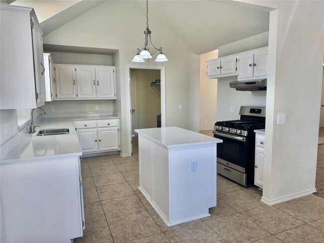 Building Photo - 1913 Lois Lynn Ln