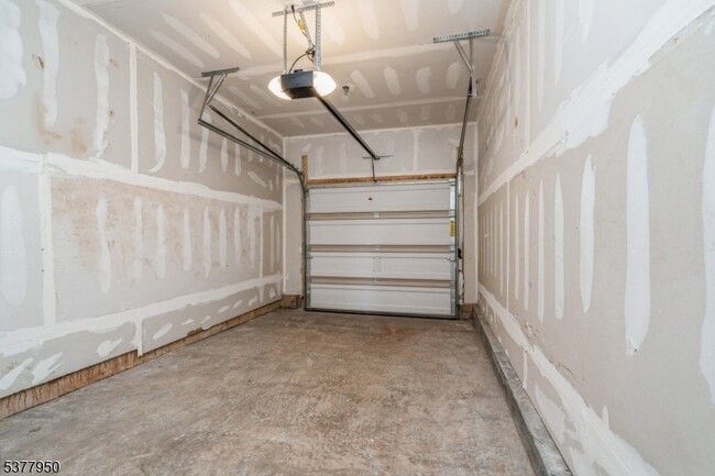 Building Photo - 27 S Davenport St