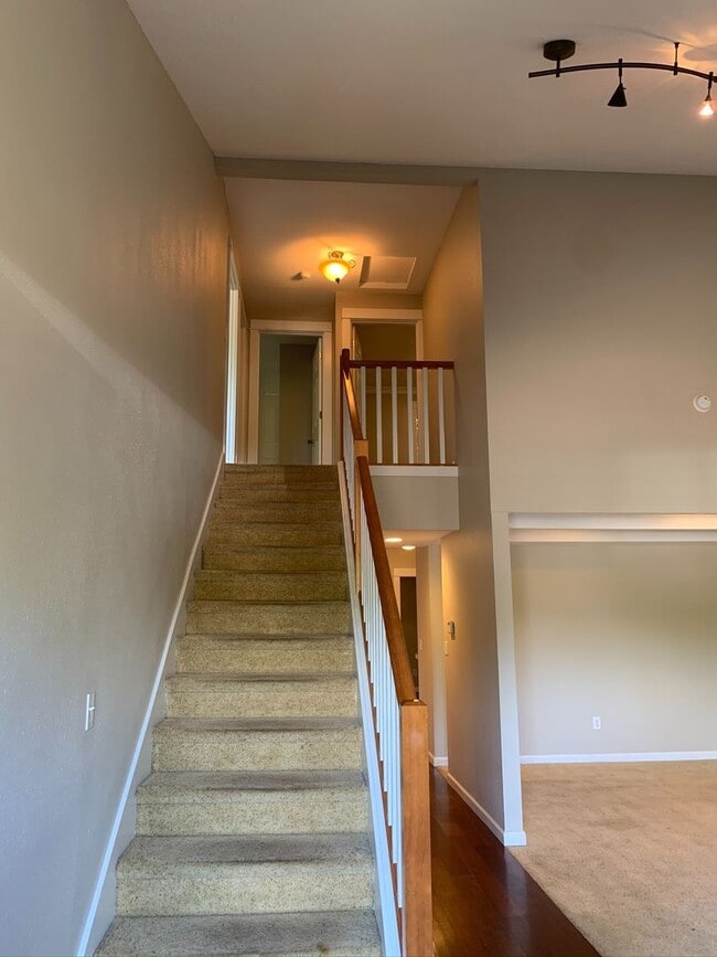 Building Photo - Large Four Bedroom House in Newberg