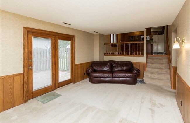 family room leading to patio - 810 NW School St