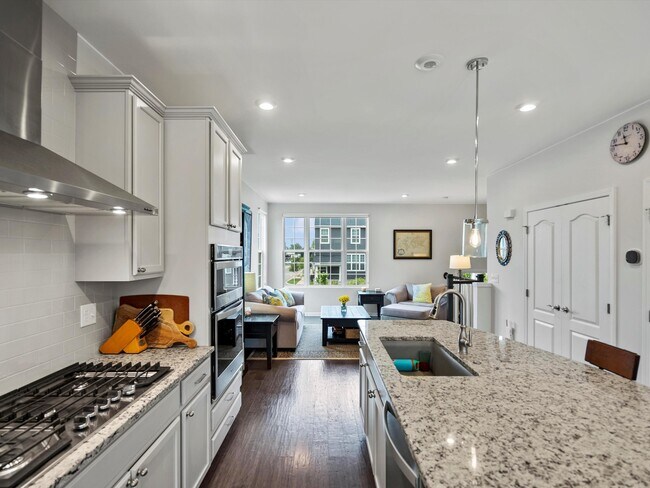 Building Photo - 202 N Sydney Ct