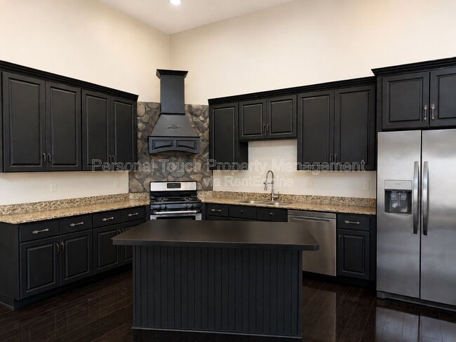 Building Photo - 4106 Clubhouse Dr S