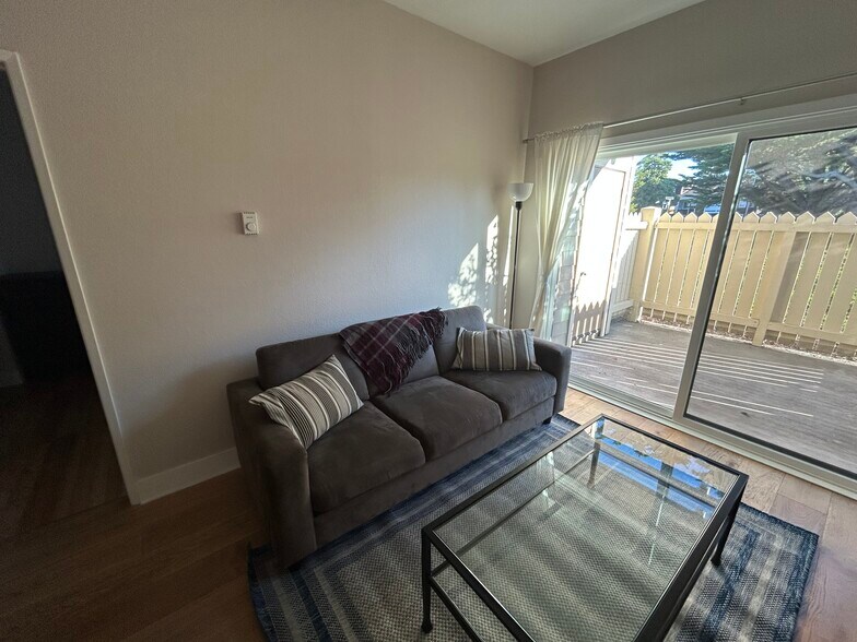 Building Photo - 57 Lakeshore Ct