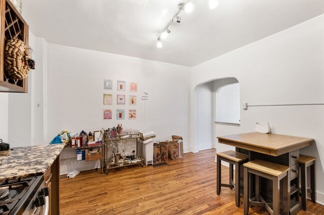 Building Photo - Renovated Home - South Side Flats