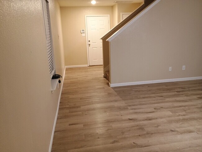 Building Photo - 2200 Weiss Ln