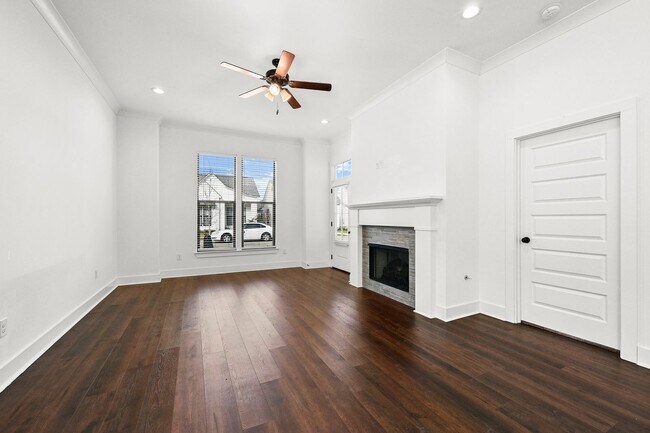 Building Photo - 4 bedroom, 2 bath home in the heart of Cen...