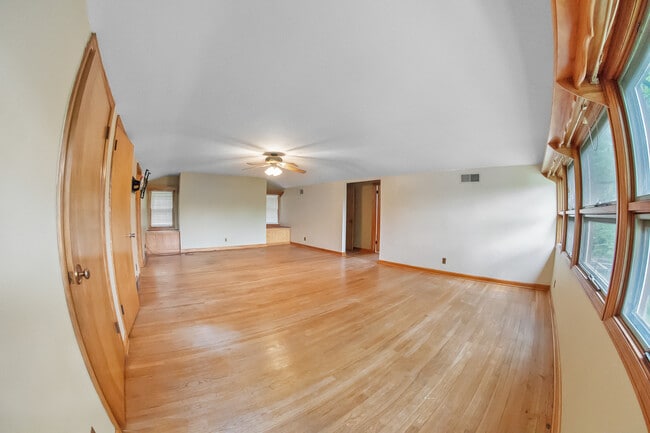 Building Photo - 9343 Shady Ln