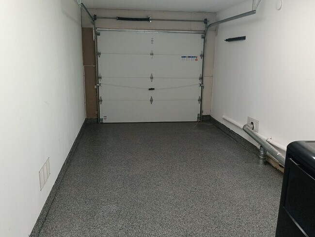 Building Photo - 3 Bedroom, 1 Bathroom Home! Schedule a Showing Soon!