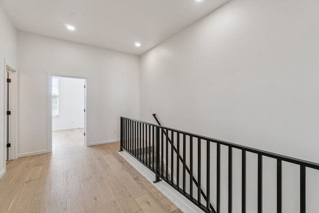 Building Photo - Townhome 2 bed 2.5 Bath "The White Workroom" in The Heart of Selah