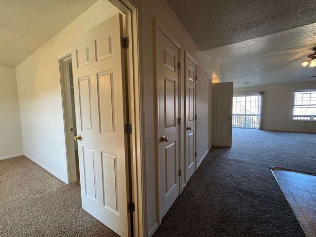 Building Photo - 3 Bed 2 Bath Duplex To Include Single Car ...