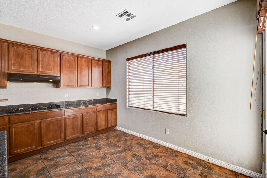 Building Photo - 8125 Chestnut Hollow Ave