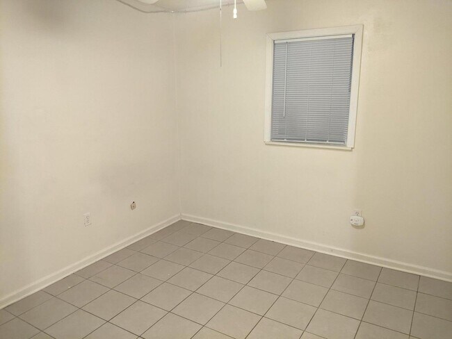 Building Photo - 733 Demaret Dr