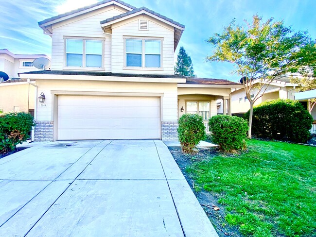 Building Photo - NEWLY RENOVATED, VERY CLEAN 5 BED, 3 BATH,...