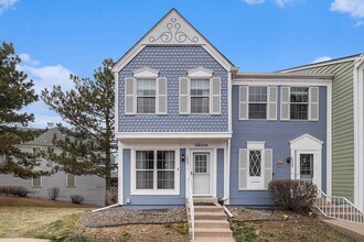 Building Photo - 3 Bedroom 2 Bathroom End Unit Townhome!