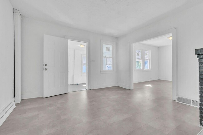 Building Photo - 10 Bay Woods Dr