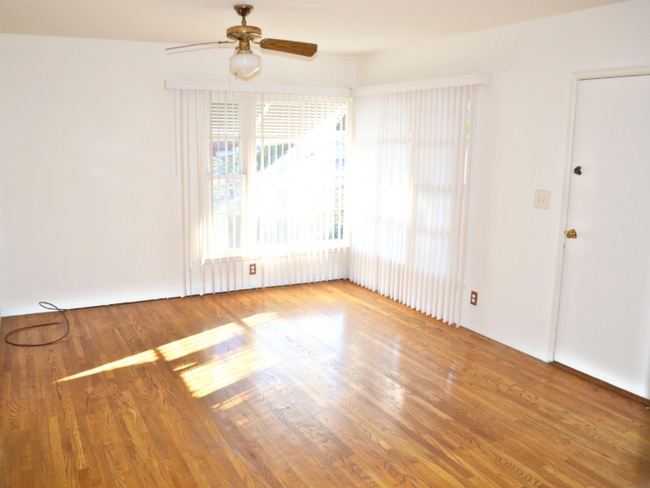 Primary Photo - 3752 Lewis Ave