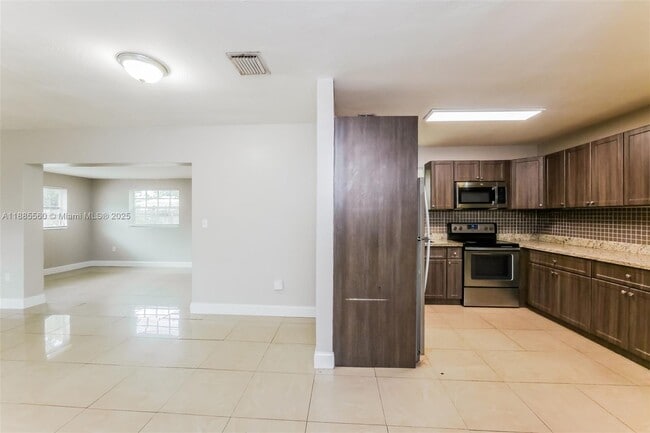 Building Photo - 221 N 65th Way
