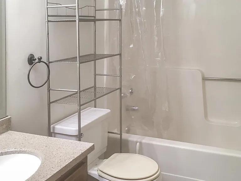 Upstairs full bathroom - 6878 Nickis Ln