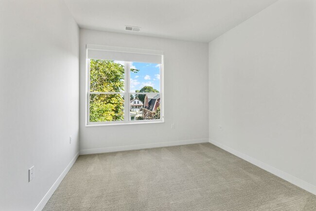 Building Photo - 5945 6th Ave