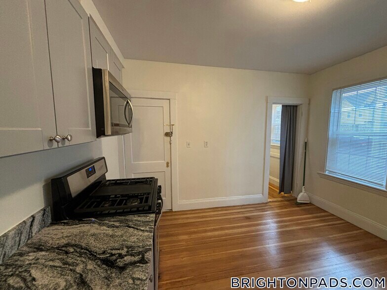 Building Photo - 44 Fairbanks St