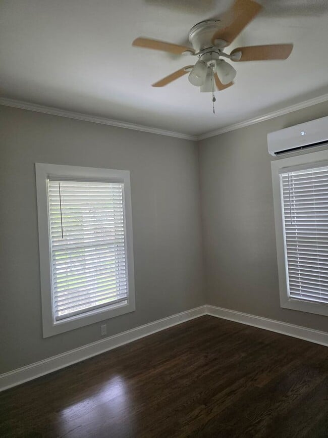 Building Photo - Be the first to lease this Bungalow Beauty!
