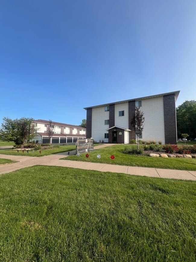 Building Photo - Large 2 bedroom at Lincoln Woods Apartment...