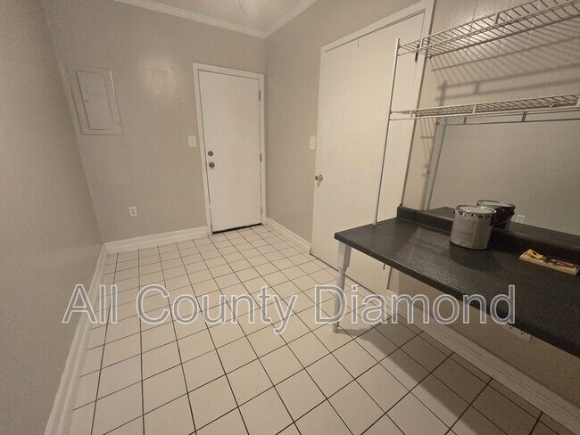 Building Photo - 215 S Kimbrel Ave