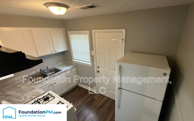 Building Photo - 3077 Beaumont Ave