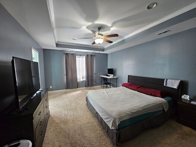 Building Photo - Gorgeous and Spacious 4 Bedroom Home!
