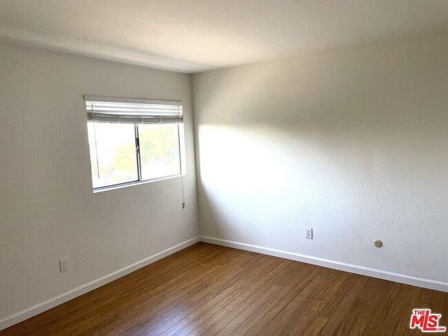 Building Photo - 1083 1/2 W Kensington Rd