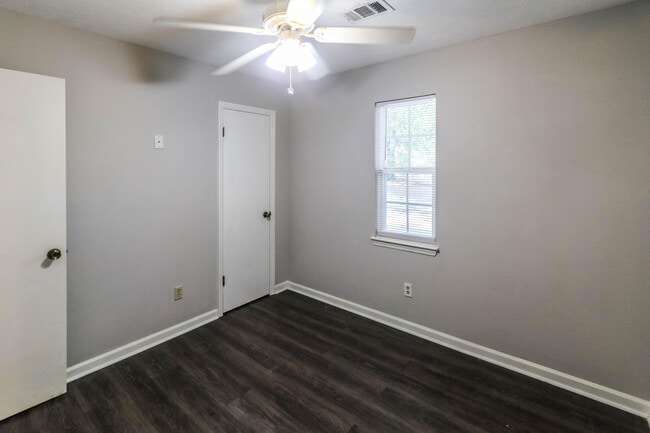 Building Photo - 913 N Willowick Dr