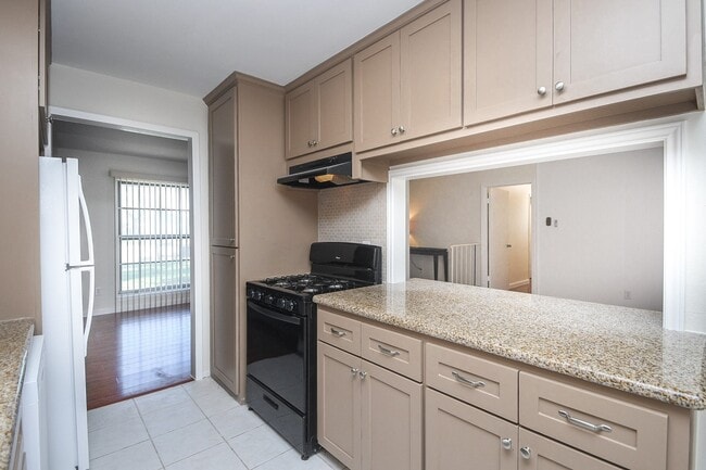 Building Photo - 2515 Valleyfield Dr