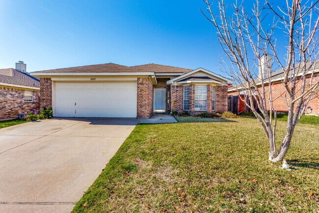 Building Photo - Adorable 3-Bed with Open Floor Plan & Dream Backyard