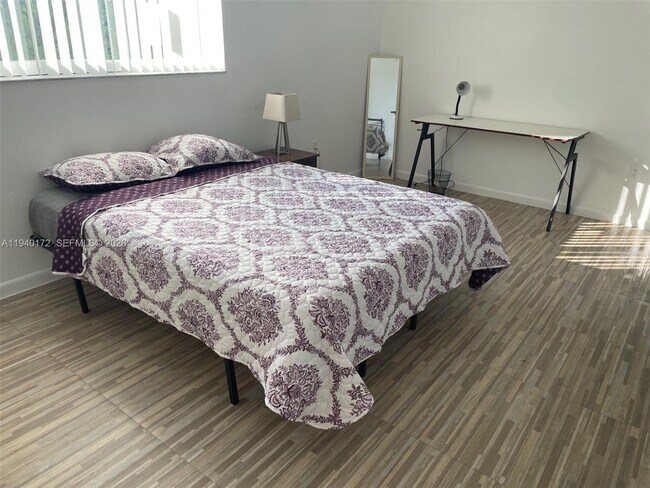 Building Photo - 329 SE 2nd St