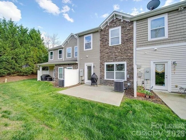 Building Photo - 5657 Tipperlinn Way