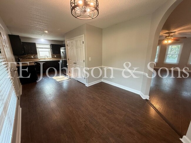 Building Photo - Charming One Level 3 Bedroom Home with Fenced Yard, Garage, and Deck