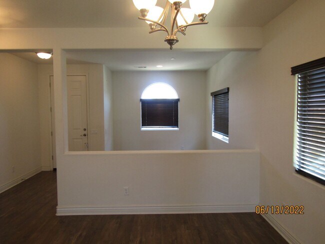 Building Photo - 305 Hampton Dr
