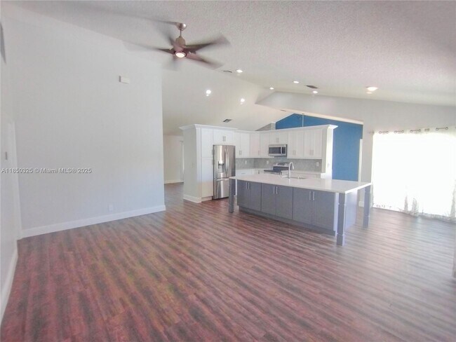 Building Photo - 5780 Sun Pointe Cir