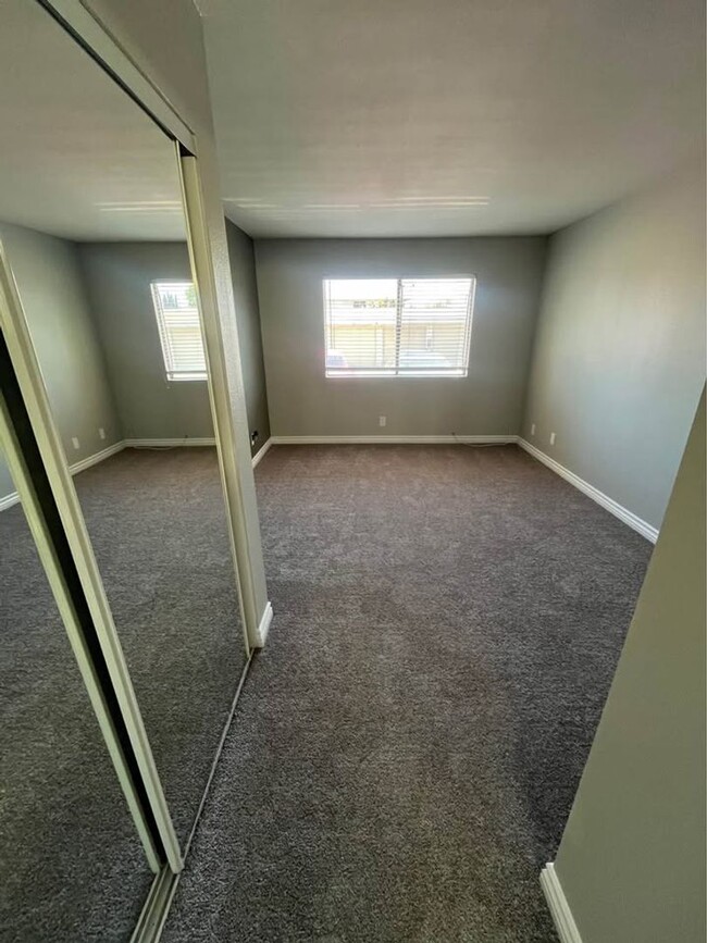 Building Photo - 2 bed, 2 bath upgraded unit with community...