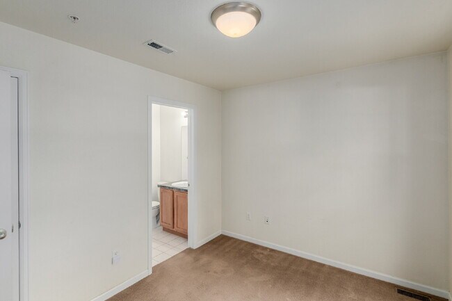 Building Photo - 418 S Reed Ct