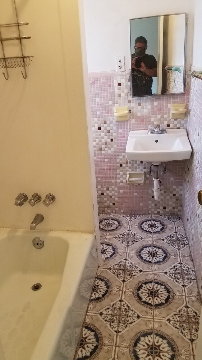 Building Photo - 368 Atwood St