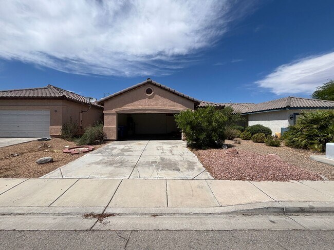 Building Photo - Beautiful 3Bed/2Bath Single Story Home loc...