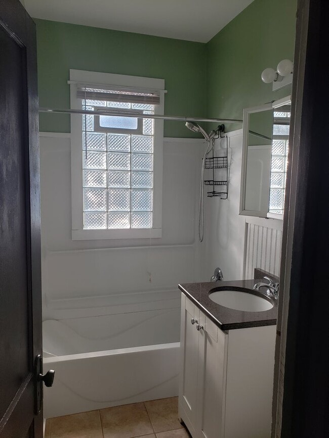 Building Photo - Beautiful 3 bedroom