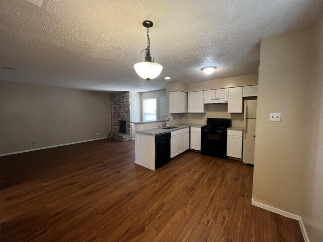Building Photo - 9806 Roxanna Dr