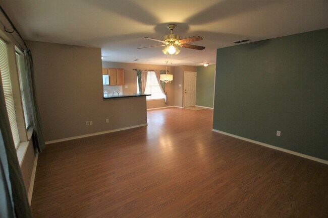 Building Photo - 447 Redbud Cir