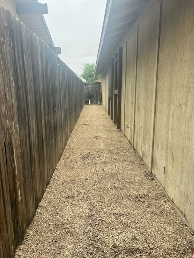 Building Photo - t65