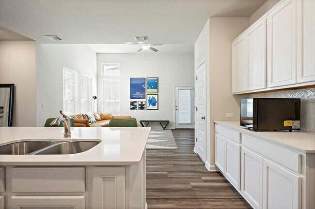 Building Photo - 8013 Lennon Dr