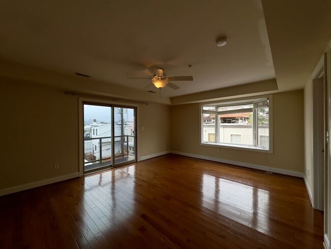 Building Photo - 902 S Linwood Ave