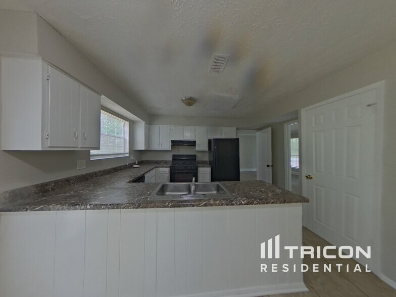 Building Photo - 5242 Selene Dr