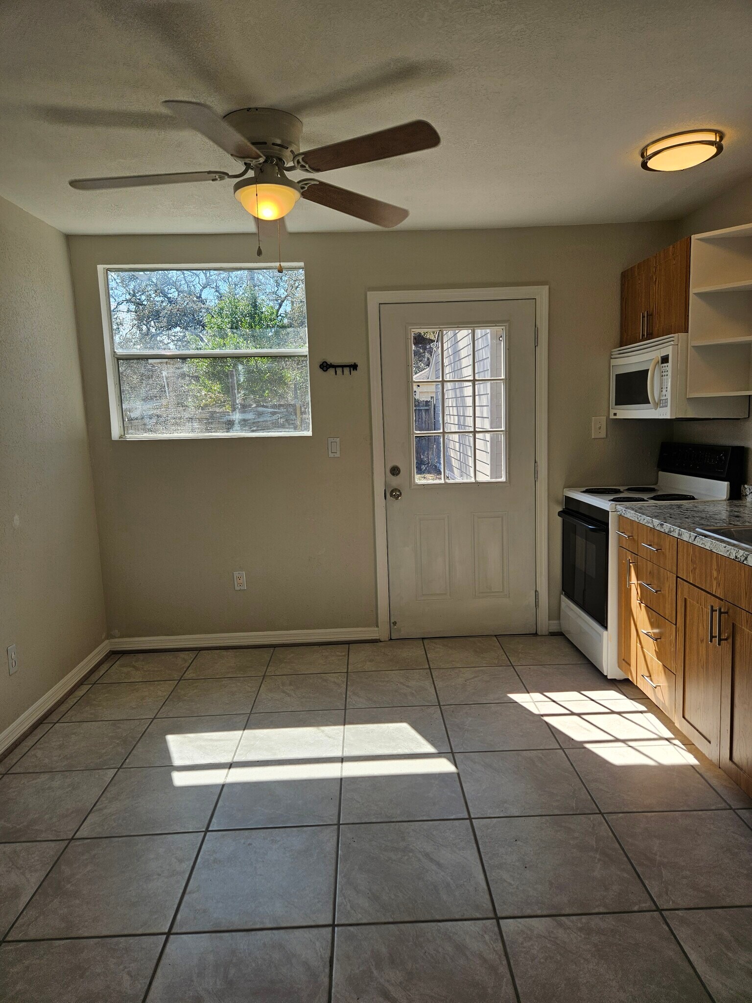 Building Photo - 3710 E Flora St